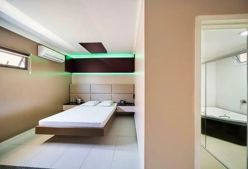 سوئیت با وان آب گرم, Savanas Motel