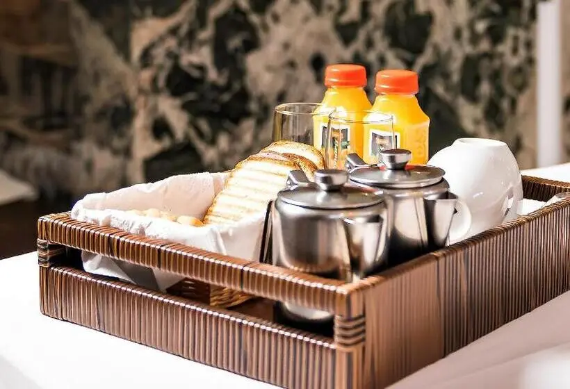 سوئیت با وان آب گرم, Savanas Motel