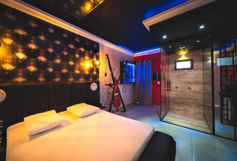 سوییت سوپریور, Savanas Motel