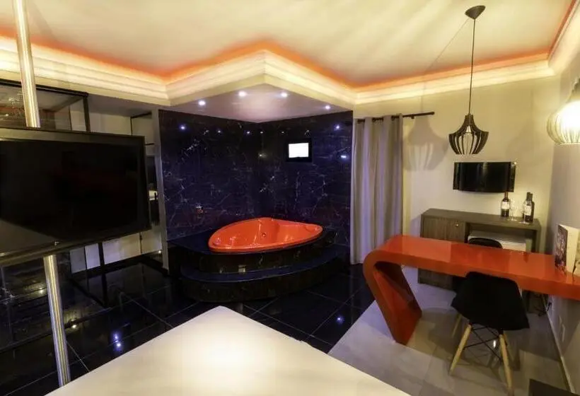 سوییت لوکس, Savanas Motel
