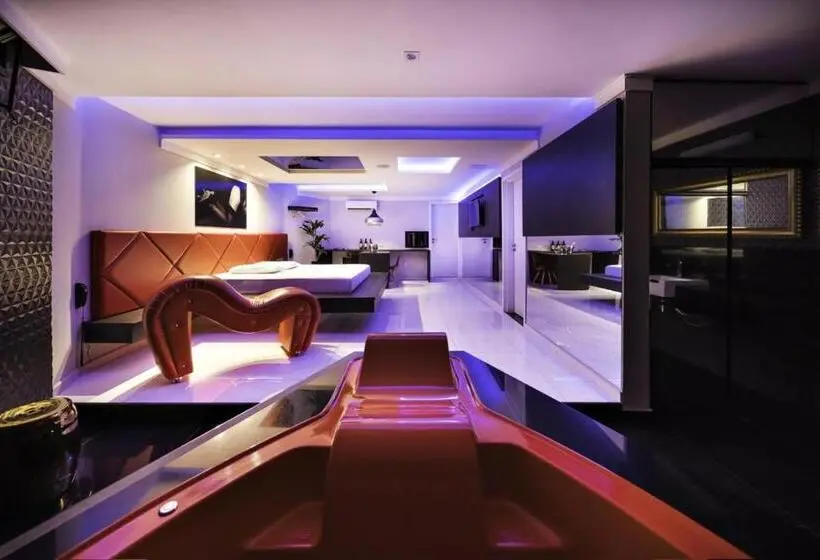سوییت لوکس, Savanas Motel