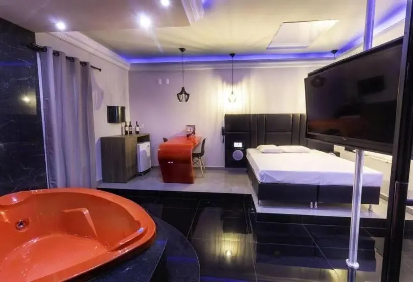 سوییت لوکس, Savanas Motel