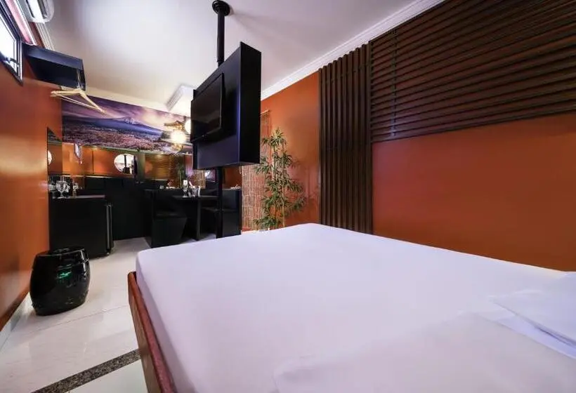 سوییت لوکس, Savanas Motel