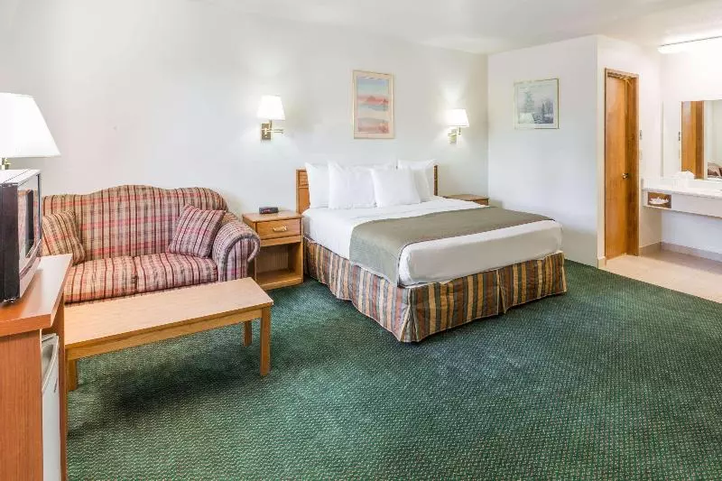 キングサイズベッドのデラックススイート, Howard Johnson By Wyndham Roseburg