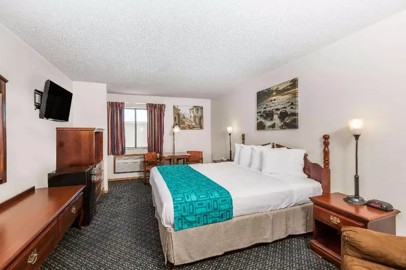اتاق استاندارد با تخت بزرگ, Howard Johnson By Wyndham Wichita Airport