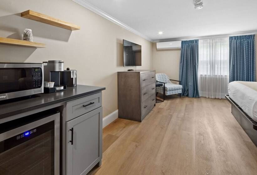 غرفة قياسية, Pelham On Main