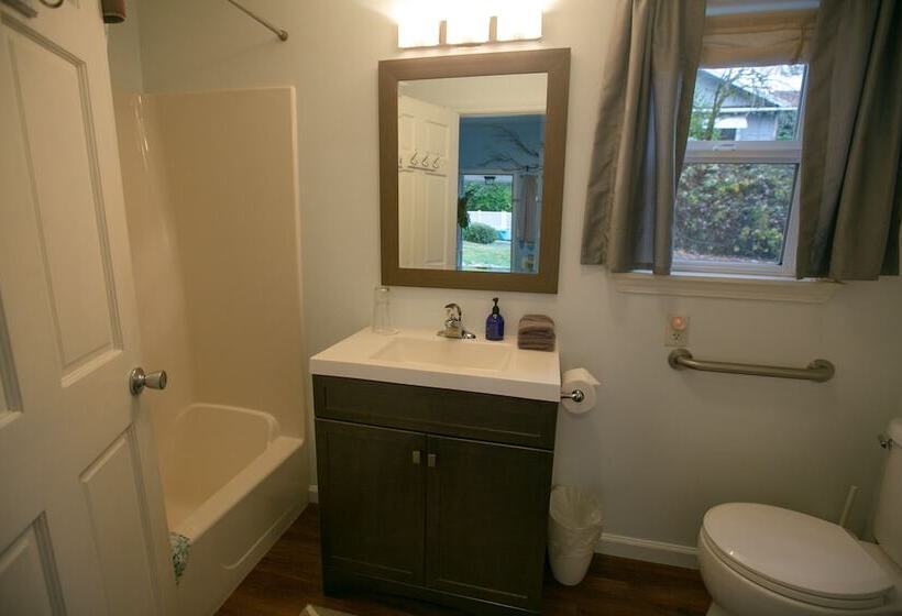 经济房, Outside Inn