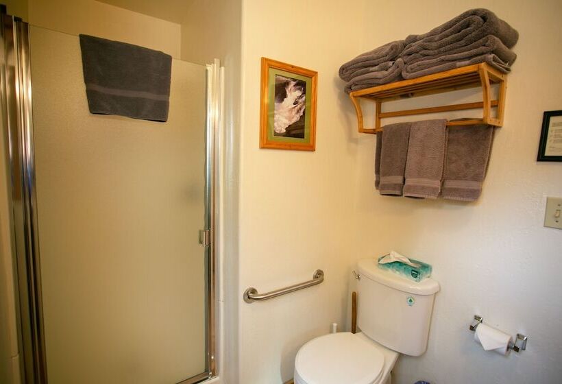 جناح عائلي, Outside Inn