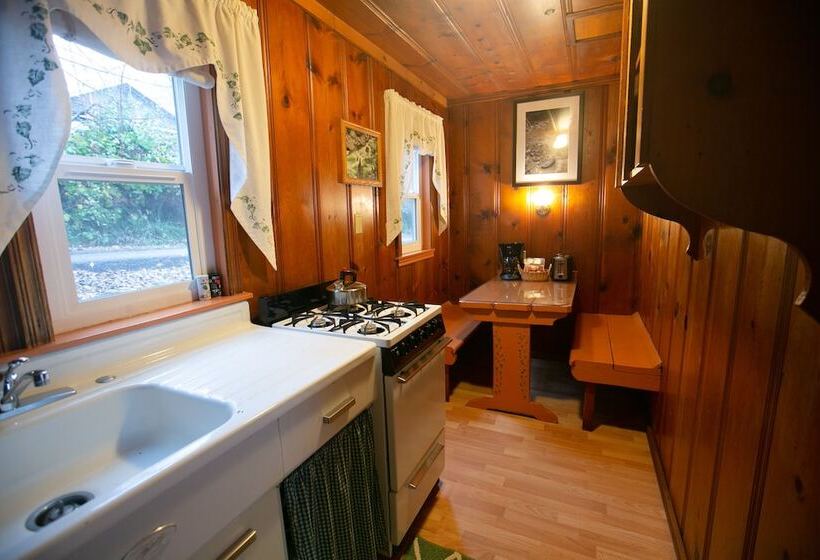 家庭套房, Outside Inn