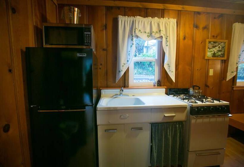 جناح عائلي, Outside Inn