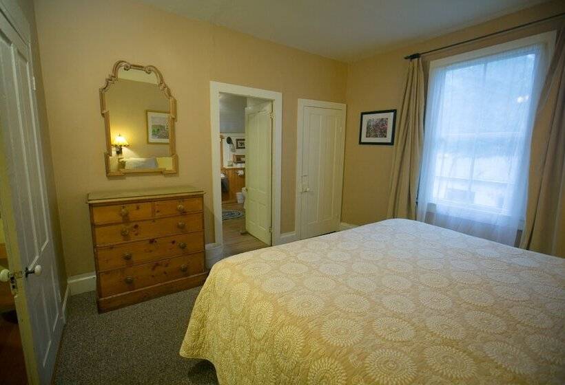 منزل غرفتين نوم, Outside Inn