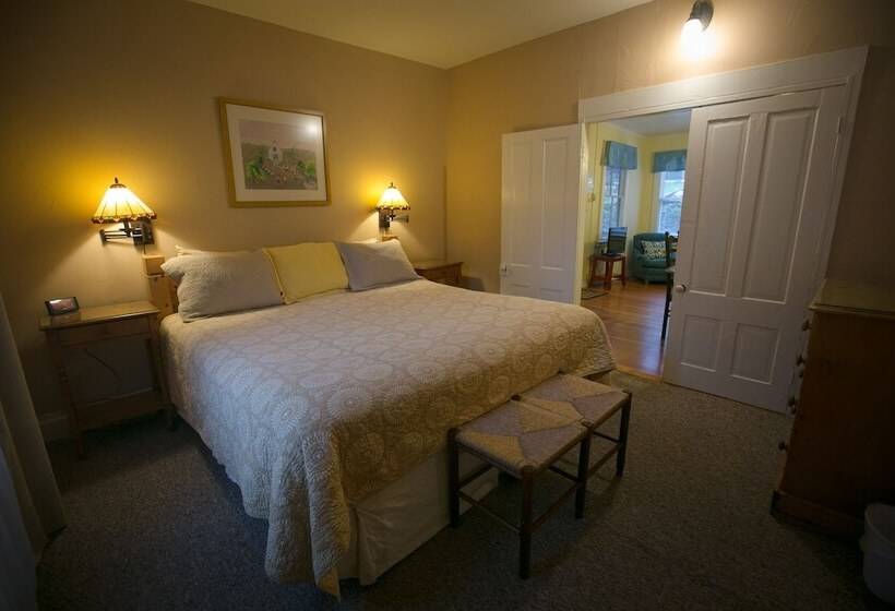 منزل غرفتين نوم, Outside Inn