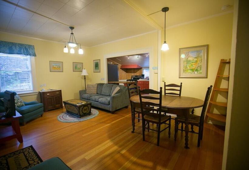 2间卧室的房子, Outside Inn