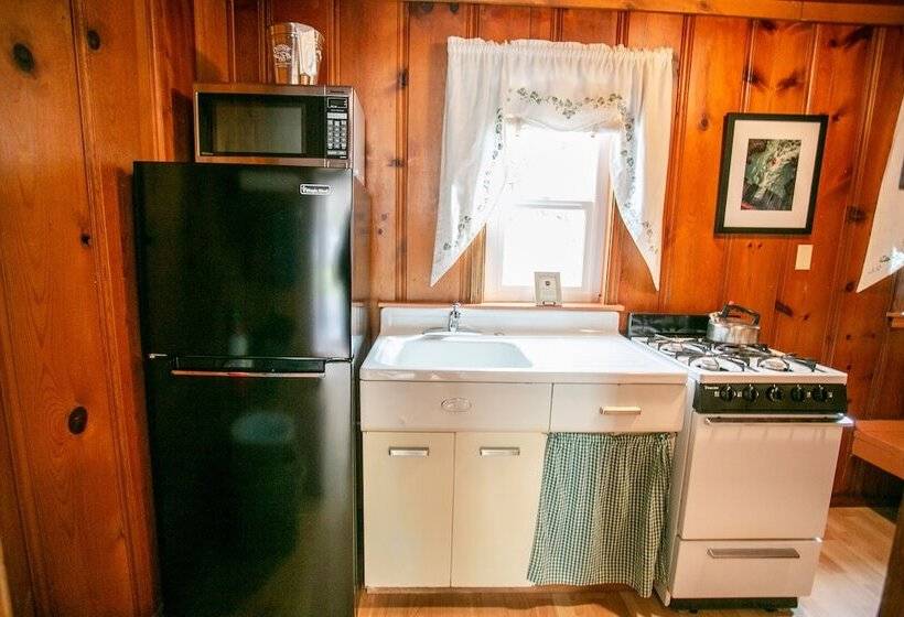 جناح عائلي, Outside Inn