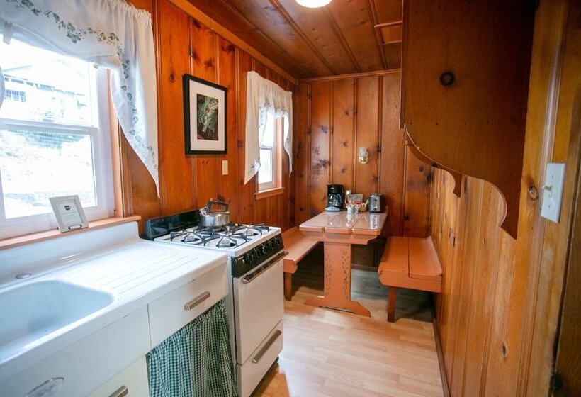 جناح عائلي, Outside Inn