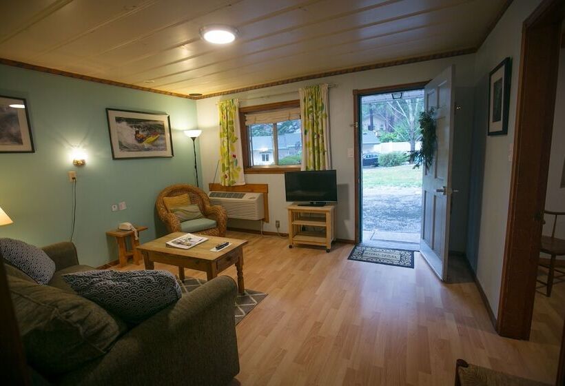 جناح عائلي, Outside Inn