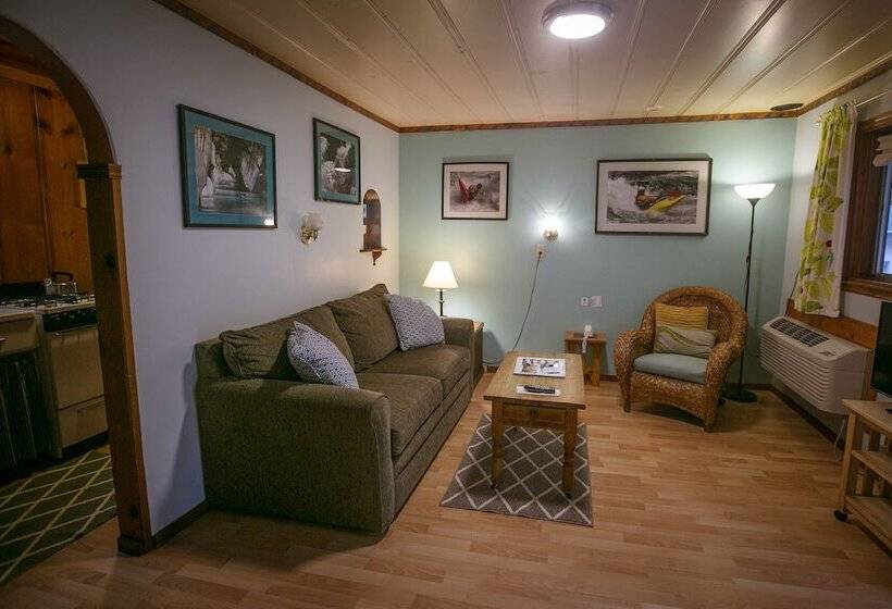 جناح عائلي, Outside Inn