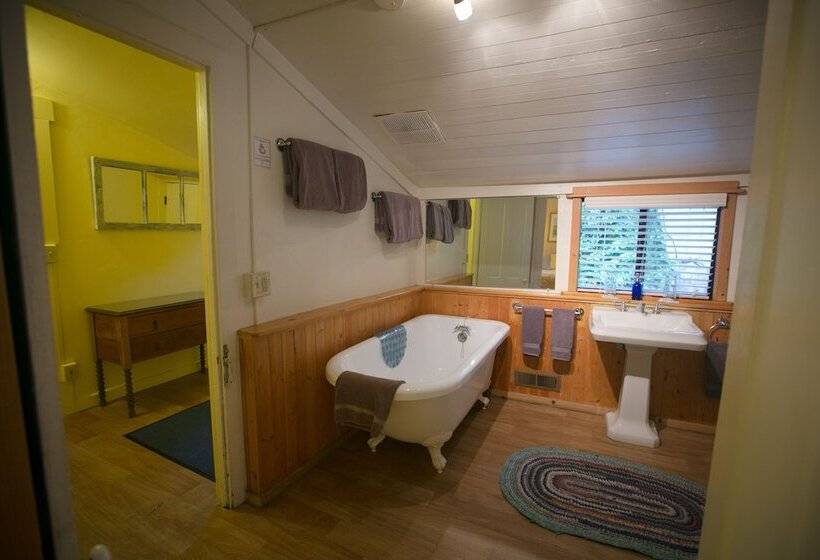 منزل غرفتين نوم, Outside Inn