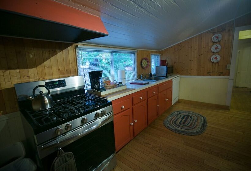 منزل غرفتين نوم, Outside Inn