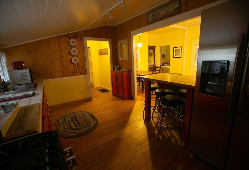 منزل غرفتين نوم, Outside Inn