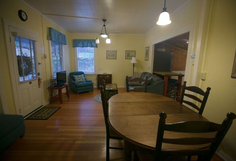 منزل غرفتين نوم, Outside Inn