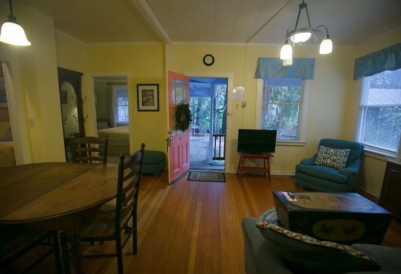 2间卧室的房子, Outside Inn