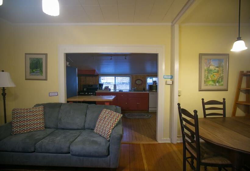 2间卧室的房子, Outside Inn