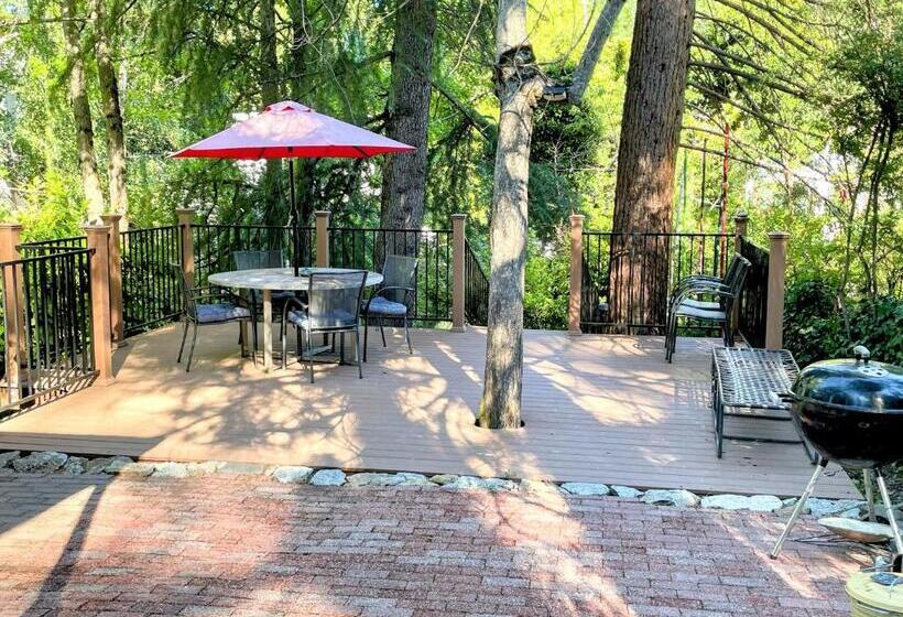 2间卧室的房子, Outside Inn