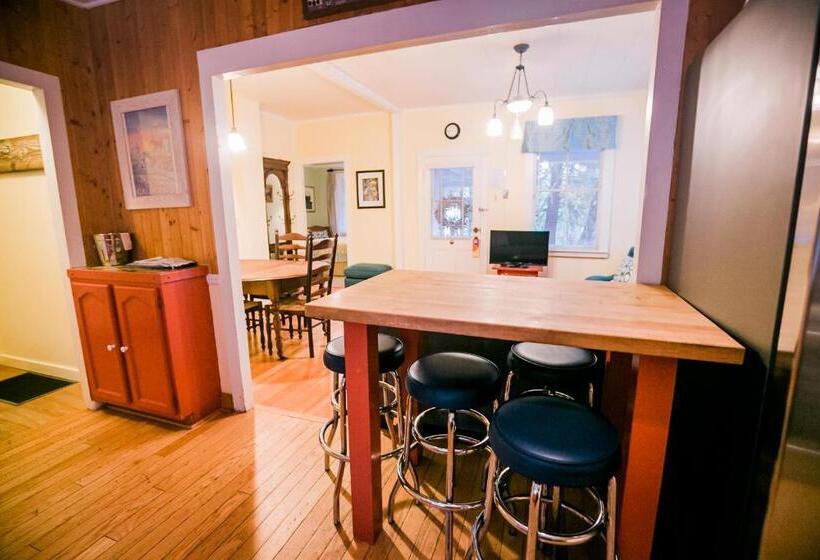 منزل غرفتين نوم, Outside Inn