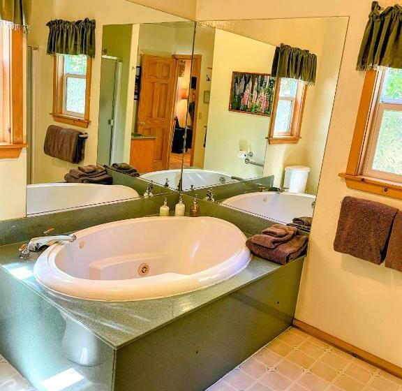 جناح ديلوكس, Outside Inn