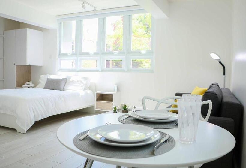 استودیوی لوکس, Avila Guesthouse