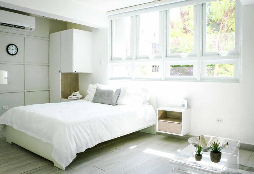 استودیوی لوکس, Avila Guesthouse