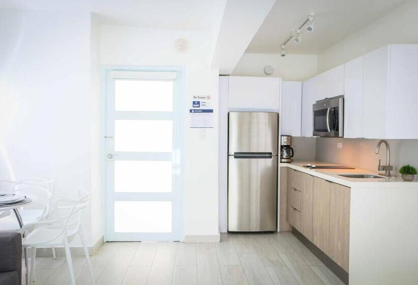 استودیوی استاندارد, Avila Guesthouse