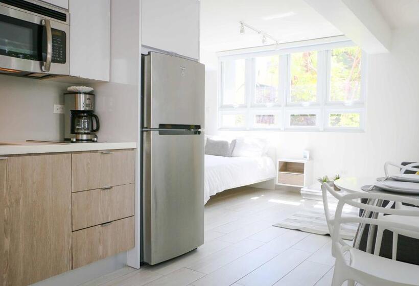 استودیوی لوکس, Avila Guesthouse