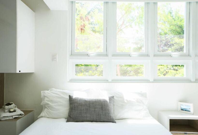 استودیوی لوکس, Avila Guesthouse