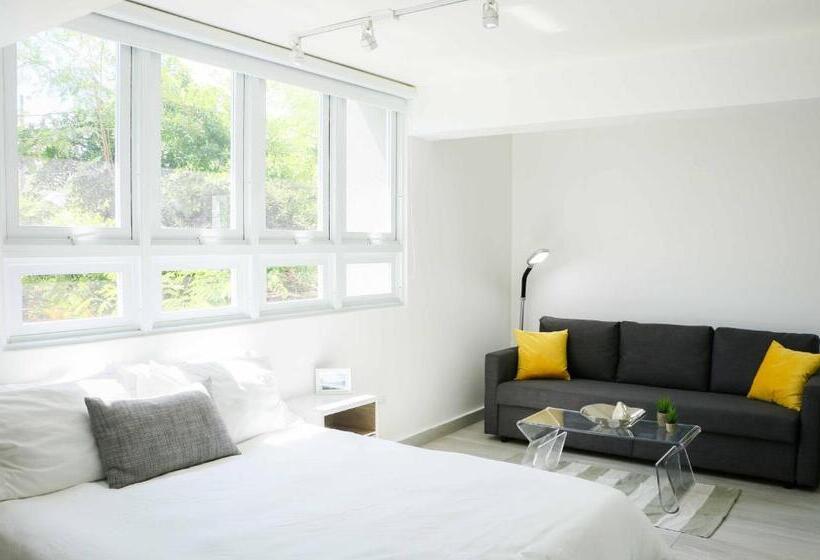 استودیوی لوکس, Avila Guesthouse