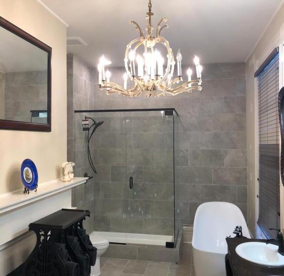 جناح, The Montgomery B&b