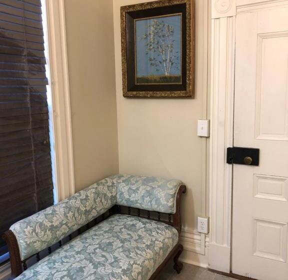 جناح, The Montgomery B&b