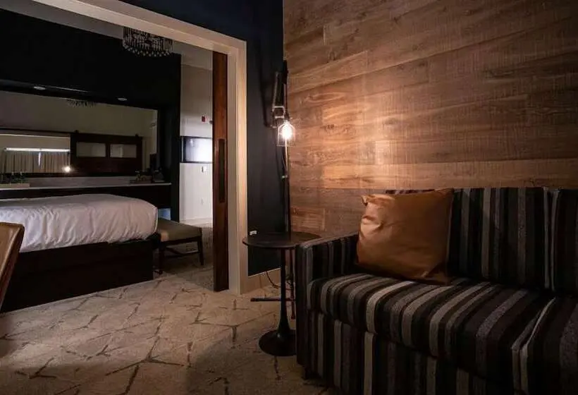 デラックスの4人部屋, Ghost Light Inn