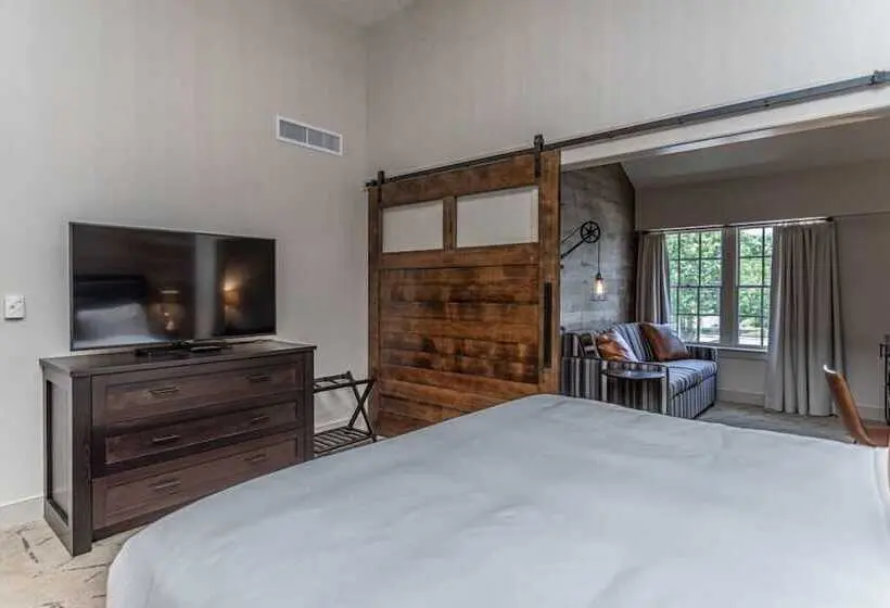 デラックスの4人部屋, Ghost Light Inn