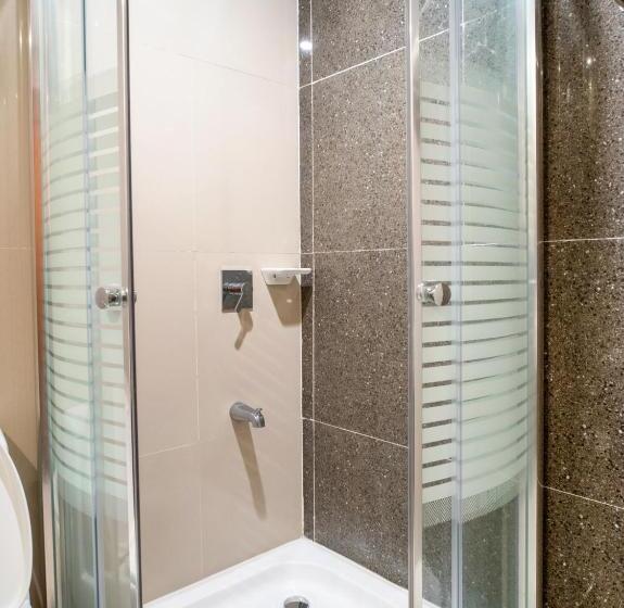 Deluxe Rum, Capital O 460 World Palace