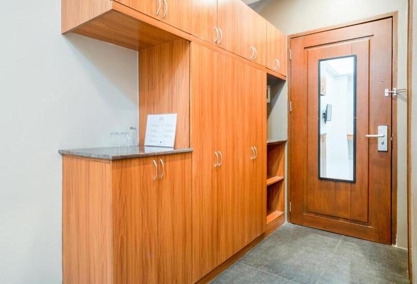 Deluxe Rum, Capital O 460 World Palace