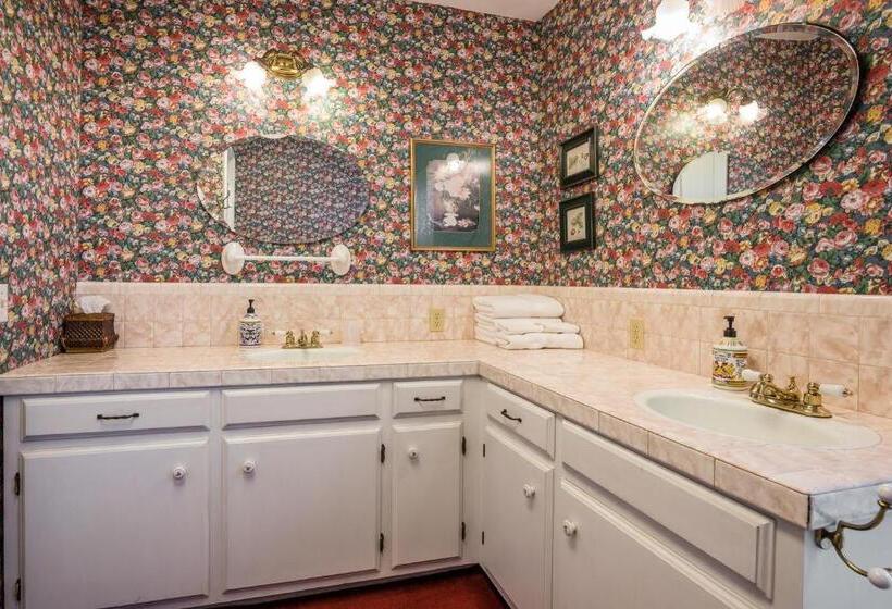 Standard room with outdoor bath, Kaleidoscope Inn & Gardens