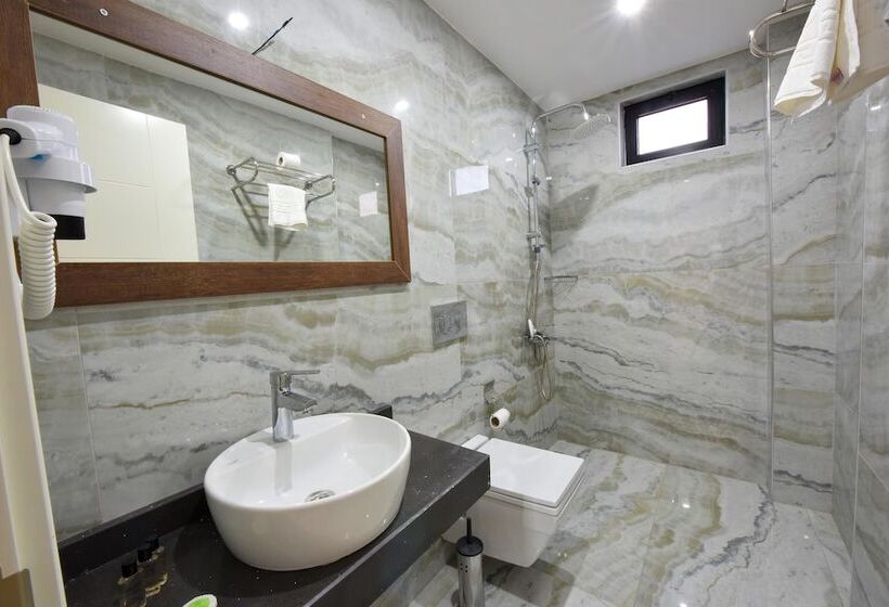 חדר קומפורט לשלושה, Lidya