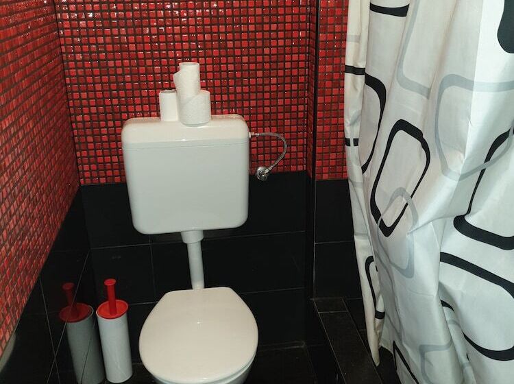 اتاق استاندارد با سرویس بهداشتی مشترک, Hostel Morcic Ri