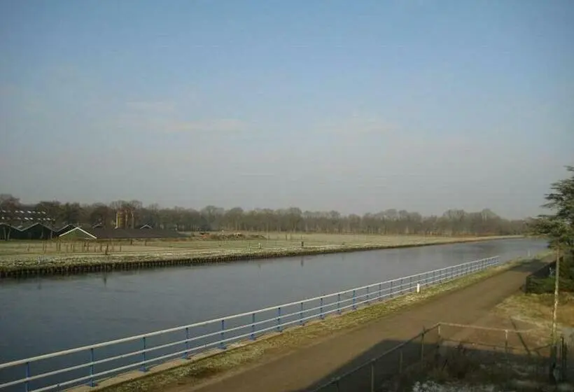 スタンダードルーム, De Vriezerbrug