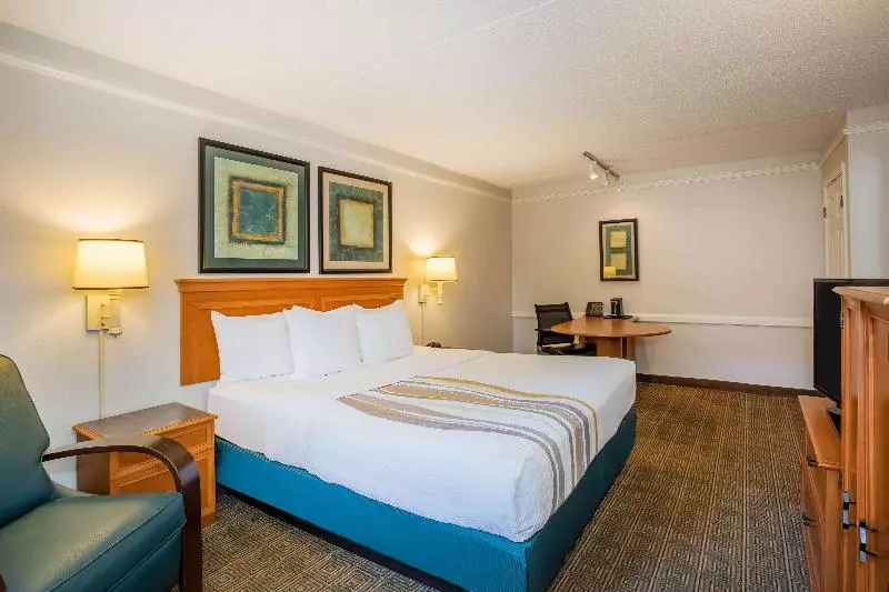 キングサイズベッドのデラックスルーム, La Quinta Inn By Wyndham Tallahassee North