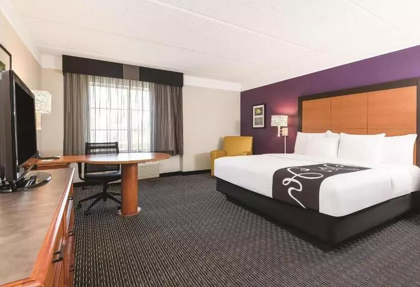 キングサイズベッドのスタンダードルーム, La Quinta Inn & Suites By Wyndham University Area Chapel Hill