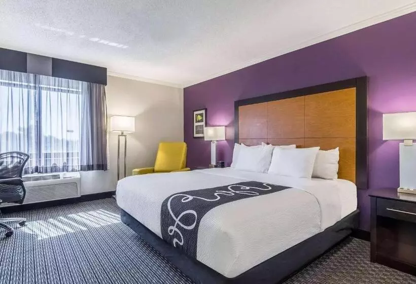 キングサイズベッドのスタンダードルーム, La Quinta Inn & Suites By Wyndham University Area Chapel Hill