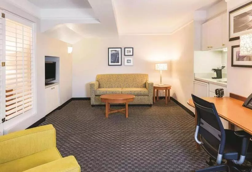 キングサイズベッドのデラックススイート, La Quinta Inn & Suites By Wyndham University Area Chapel Hill